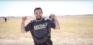 Avelino's victory: after losing weight with PTF, he did a parachute jump.