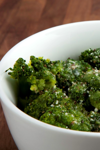 Low-carb garlic broccoli recipe from Personal Trainer Food.