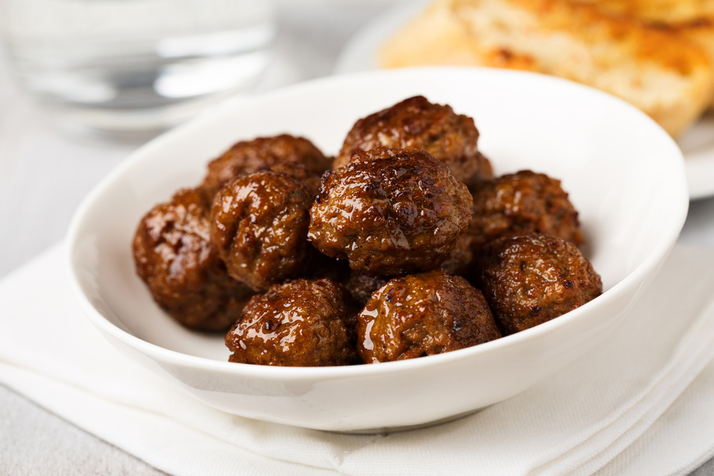 A bowl of meatballs.