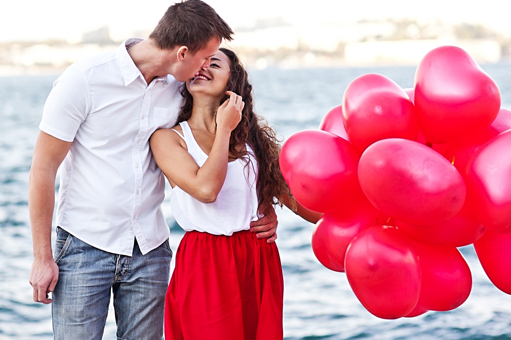 A sweet walk with a bouquet of red balloons on the beach with your love is a healthy Valentine's day choice.