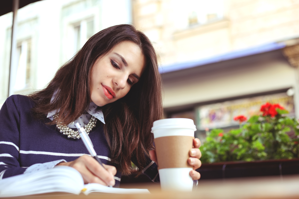 Taking a moment to write down your goals can help you stay focused and lose weight. 